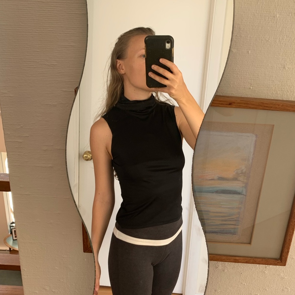 Sleeveless Mockneck Turtleneck